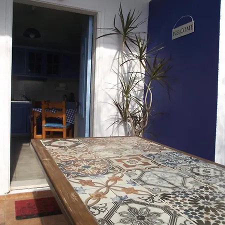 Gazde/Camere de închiriat Ellenas- *