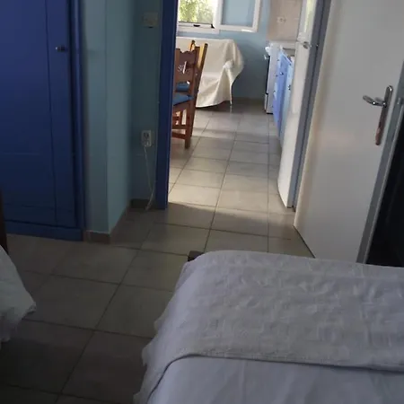 Gazde/Camere de închiriat Ellenas- *